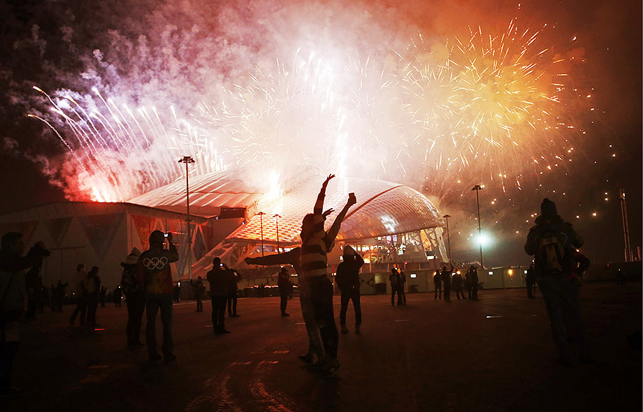 Fireworks are seen by visitors at the Olympic Park after the Closing Ceremony © Fredrik von Erichsen/dpa